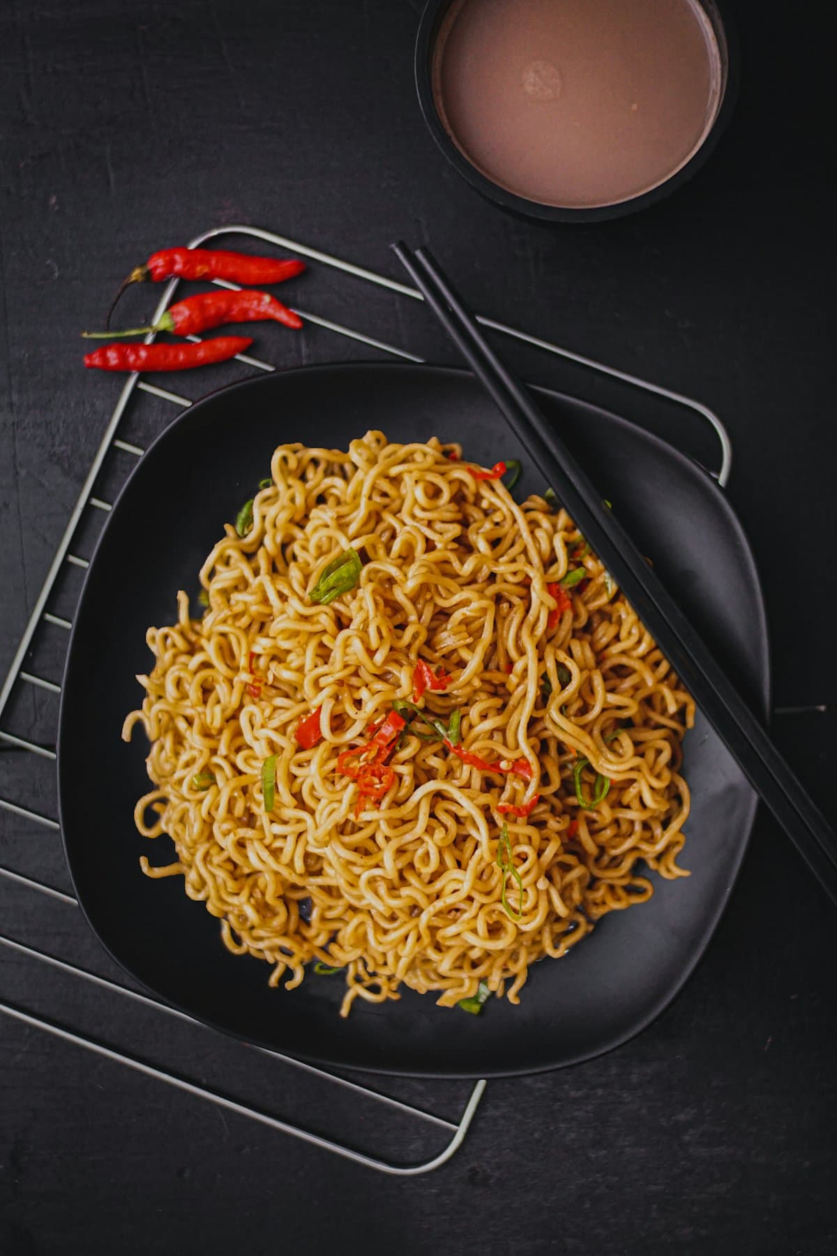 自家製の中細ちぢれ麺