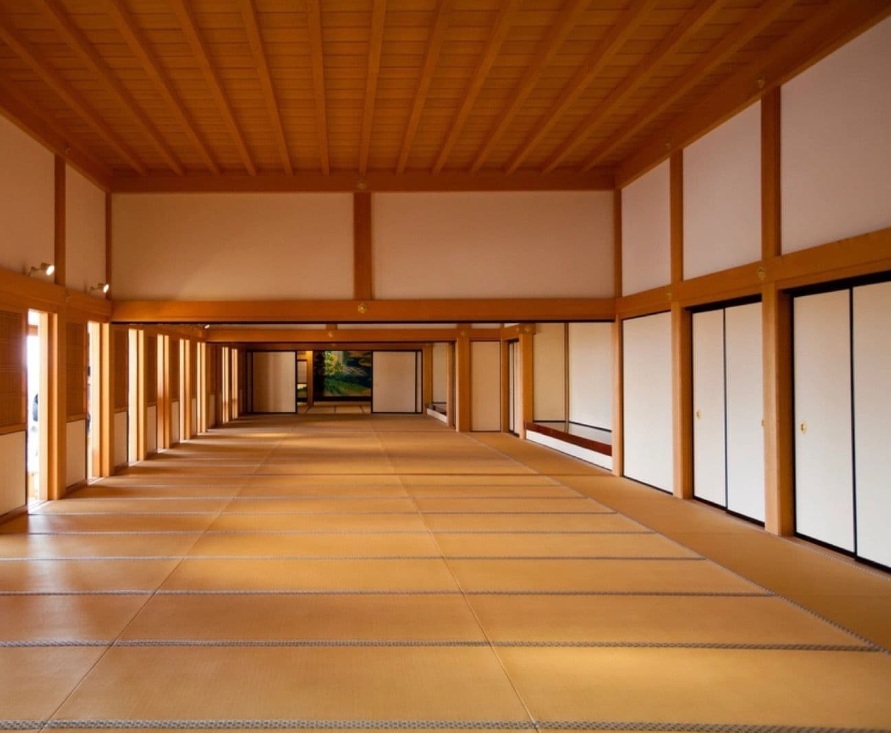 やわらかな光の差す、和の広間